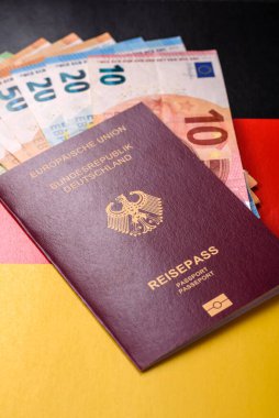 Alman vatandaşı pasaportu, Alman ulusal bayrağının arka planına karşı tasarımınız için bir arka plan.