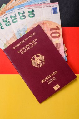 Alman vatandaşı pasaportu, Alman ulusal bayrağının arka planına karşı tasarımınız için bir arka plan.