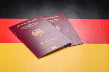 Alman vatandaşı pasaportu, Alman ulusal bayrağının arka planına karşı tasarımınız için bir arka plan.
