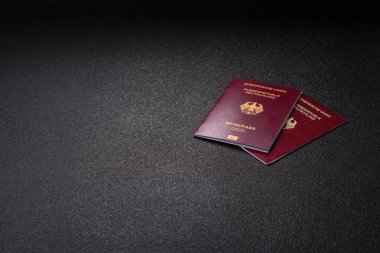 Tasarımınız için bir duvar kağıdı olarak siyah desenli arka plana karşı Alman vatandaşı pasaportu