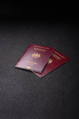 Tasarımınız için bir duvar kağıdı olarak siyah desenli arka plana karşı Alman vatandaşı pasaportu