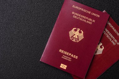 Tasarımınız için bir duvar kağıdı olarak siyah desenli arka plana karşı Alman vatandaşı pasaportu