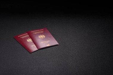 Tasarımınız için bir duvar kağıdı olarak siyah desenli arka plana karşı Alman vatandaşı pasaportu