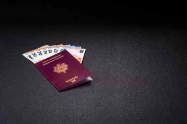 Tasarımınız için arka planda Fransa vatandaşının pasaportu Fransa bayrağının arka planında