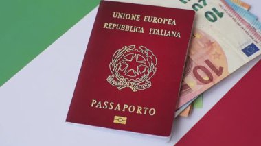 Tasarımınız için İtalya 'nın ulusal bayrağının arka planına karşı İtalyan vatandaşı pasaportu