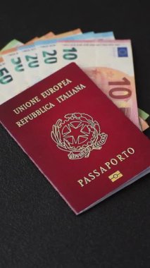 Tasarımınız için İtalya 'nın ulusal bayrağının arka planına karşı İtalyan vatandaşı pasaportu