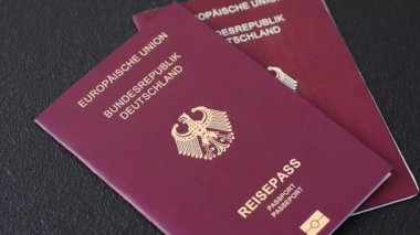 Tasarımınız için bir duvar kağıdı olarak siyah desenli arka plana karşı Alman vatandaşı pasaportu