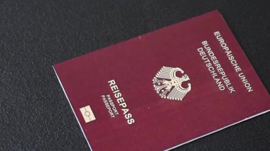 Tasarımınız için bir duvar kağıdı olarak siyah desenli arka plana karşı Alman vatandaşı pasaportu
