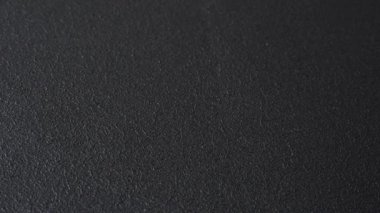 Tasarımınız için bir duvar kağıdı olarak siyah desenli arka plana karşı Alman vatandaşı pasaportu