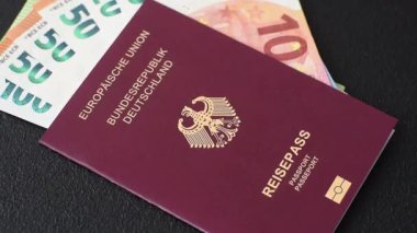 Tasarımınız için bir duvar kağıdı olarak siyah desenli arka plana karşı Alman vatandaşı pasaportu