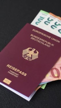 Tasarımınız için bir duvar kağıdı olarak siyah desenli arka plana karşı Alman vatandaşı pasaportu