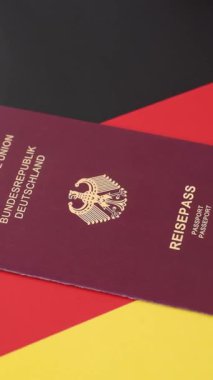 Tasarımınız için bir duvar kağıdı olarak siyah desenli arka plana karşı Alman vatandaşı pasaportu