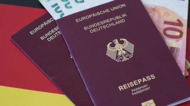 Tasarımınız için bir duvar kağıdı olarak siyah desenli arka plana karşı Alman vatandaşı pasaportu