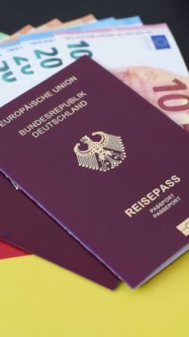 Tasarımınız için bir duvar kağıdı olarak siyah desenli arka plana karşı Alman vatandaşı pasaportu