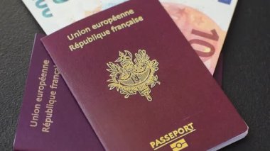 Tasarımınız için arka planda Fransa vatandaşının pasaportu Fransa bayrağının arka planında