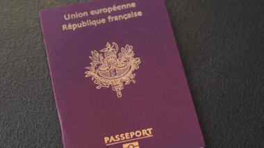 Tasarımınız için arka planda Fransa vatandaşının pasaportu Fransa bayrağının arka planında