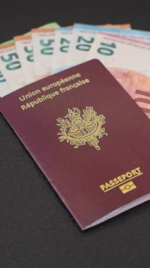 Tasarımınız için arka planda Fransa vatandaşının pasaportu Fransa bayrağının arka planında