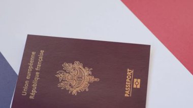 Tasarımınız için arka planda Fransa vatandaşının pasaportu Fransa bayrağının arka planında
