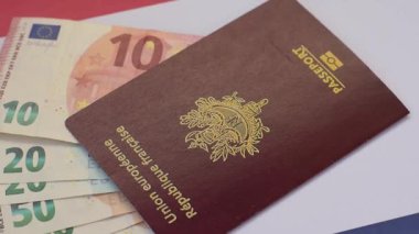 Tasarımınız için arka planda Fransa vatandaşının pasaportu Fransa bayrağının arka planında