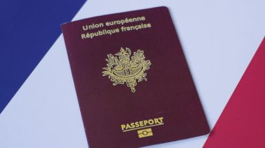 Tasarımınız için arka planda Fransa vatandaşının pasaportu Fransa bayrağının arka planında
