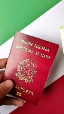 Tasarımınız için İtalya 'nın ulusal bayrağının arka planına karşı İtalyan vatandaşı pasaportu