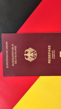 Tasarımınız için bir duvar kağıdı olarak siyah desenli arka plana karşı Alman vatandaşı pasaportu