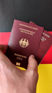 Tasarımınız için bir duvar kağıdı olarak siyah desenli arka plana karşı Alman vatandaşı pasaportu