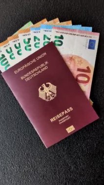Tasarımınız için bir duvar kağıdı olarak siyah desenli arka plana karşı Alman vatandaşı pasaportu