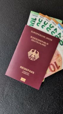 Tasarımınız için bir duvar kağıdı olarak siyah desenli arka plana karşı Alman vatandaşı pasaportu