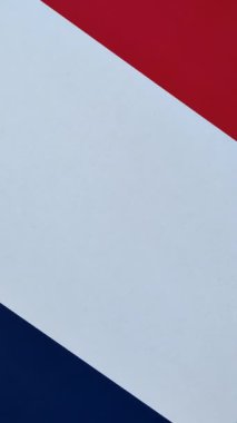 Tasarımınız için arka planda Fransa vatandaşının pasaportu Fransa bayrağının arka planında