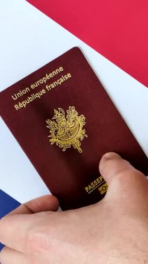 Tasarımınız için arka planda Fransa vatandaşının pasaportu Fransa bayrağının arka planında