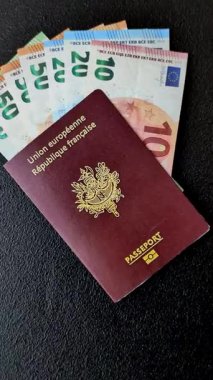 Tasarımınız için arka planda Fransa vatandaşının pasaportu Fransa bayrağının arka planında