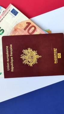 Tasarımınız için arka planda Fransa vatandaşının pasaportu Fransa bayrağının arka planında