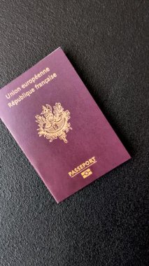 Tasarımınız için arka planda Fransa vatandaşının pasaportu Fransa bayrağının arka planında