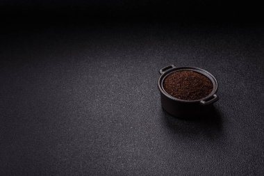 Siyah çay, koyu beton arka planda kasede ezilmiş.