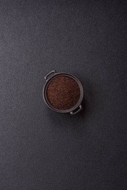 Siyah çay, koyu beton arka planda kasede ezilmiş.