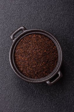 Siyah çay, koyu beton arka planda kasede ezilmiş.