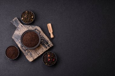 Siyah çay, koyu beton arka planda kasede ezilmiş.