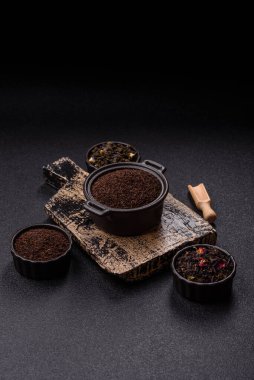 Siyah çay, koyu beton arka planda kasede ezilmiş.