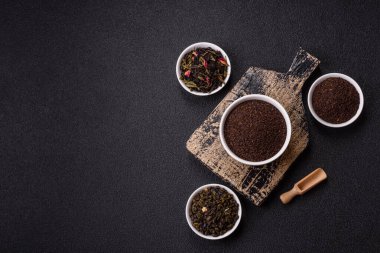 Siyah çay, koyu beton arka planda kasede ezilmiş.