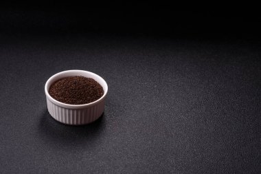 Siyah çay, koyu beton arka planda kasede ezilmiş.