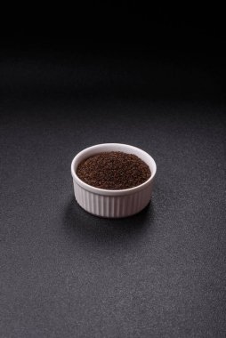 Siyah çay, koyu beton arka planda kasede ezilmiş.