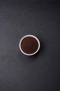 Siyah çay, koyu beton arka planda kasede ezilmiş.