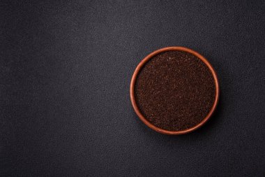 Siyah çay, koyu beton arka planda kasede ezilmiş.