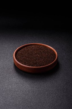 Siyah çay, koyu beton arka planda kasede ezilmiş.