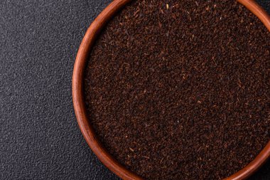 Siyah çay, koyu beton arka planda kasede ezilmiş.