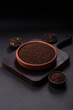 Siyah çay, koyu beton arka planda kasede ezilmiş.