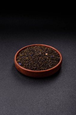 Kuru yeşil çay, soya somunu, knapweed yaprakları koyu beton arka planda.