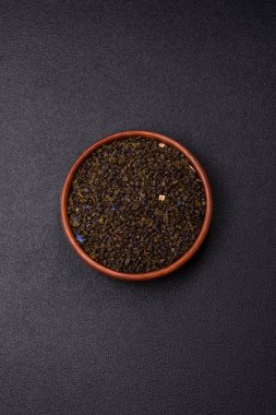 Kuru yeşil çay, soya somunu, knapweed yaprakları koyu beton arka planda.