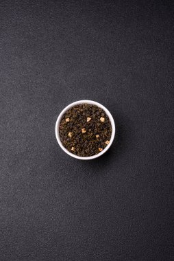 Kuru yeşil çay, soya somunu, knapweed yaprakları koyu beton arka planda.